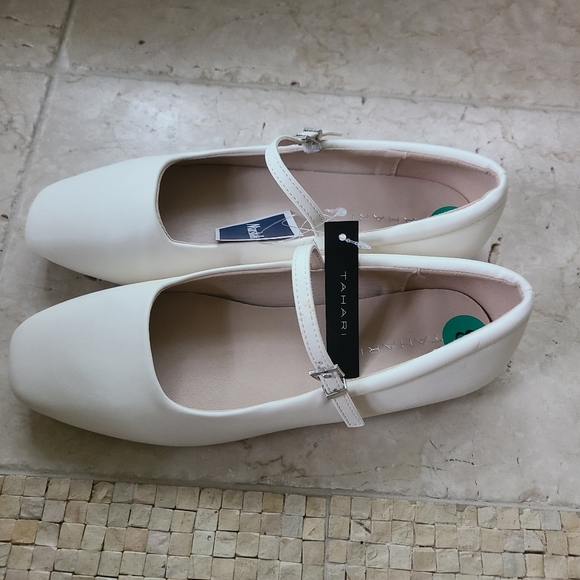 NWT Tahari Sleeper Flats In Cream, Size 8 - Picture 2 of 6